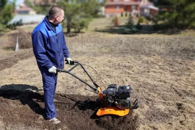 Czy glebogryzarki spalinowe sprawdzą się na glebie gliniastej i trudnej do uprawy?
