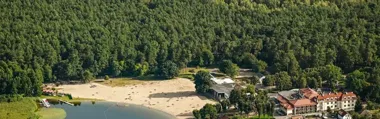 Rudnik kusi plażą, która łączy wodę, sport i miejskie lato