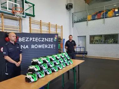 Zdali kartę rowerową, a dostali także kaski. Policjanci z Grudziądza przypomnieli o bezpieczeństwie