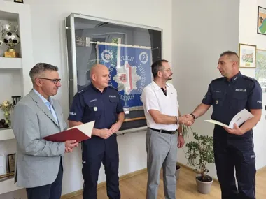 Kierowca autobusu zmienił trasę i pojechał prosto na policję